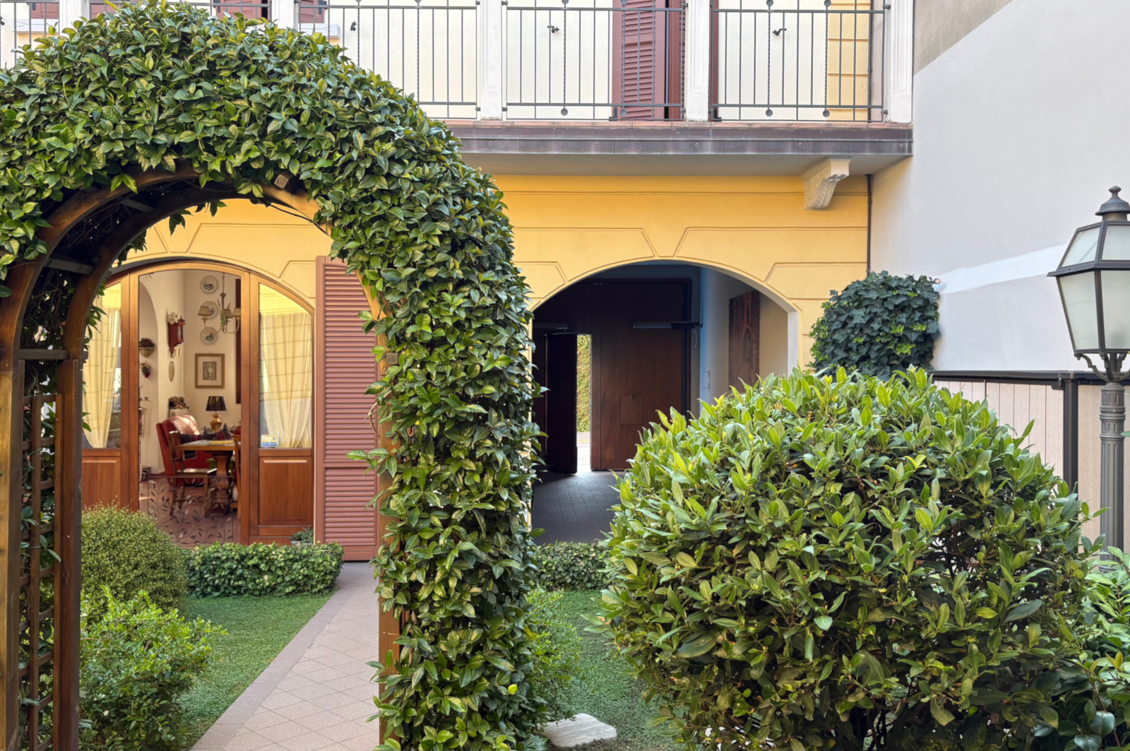 I due archi, quello d'entrata e quello della Reception